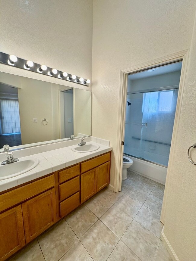 Building Photo - 4 Bedroom, 2 Bath Home with NEW UDGRADES A...
