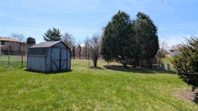 Building Photo - 2165 N Westmoreland Dr