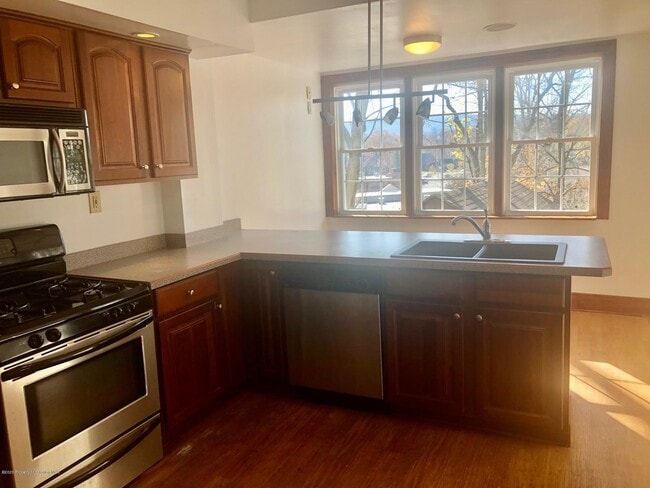 Building Photo - 504 School St