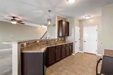 kitchen - 484 Parkgate Dr