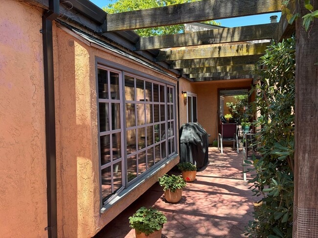 Building Photo - 2125 Bueno Dr