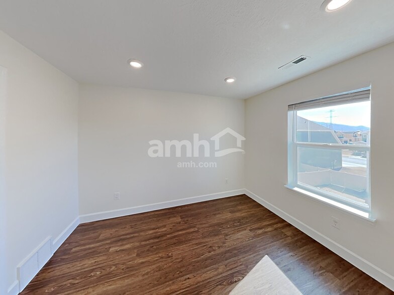 Building Photo - 2434 E Tumbleweed Rd