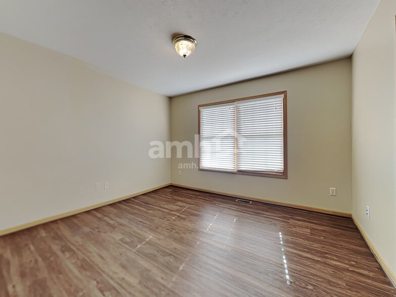 Building Photo - 3370 Redbud Dr