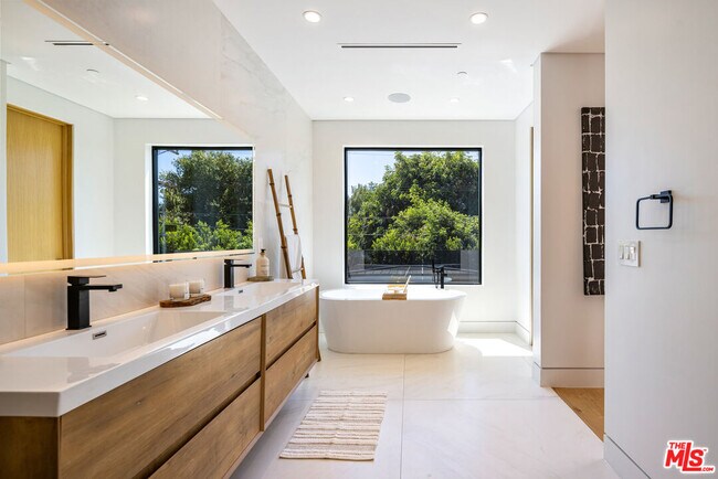 Building Photo - 14822 Hesby St