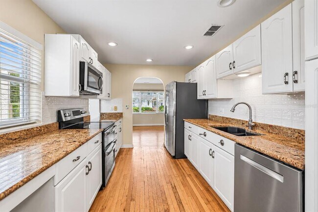 Building Photo - 206 17th Ave NE