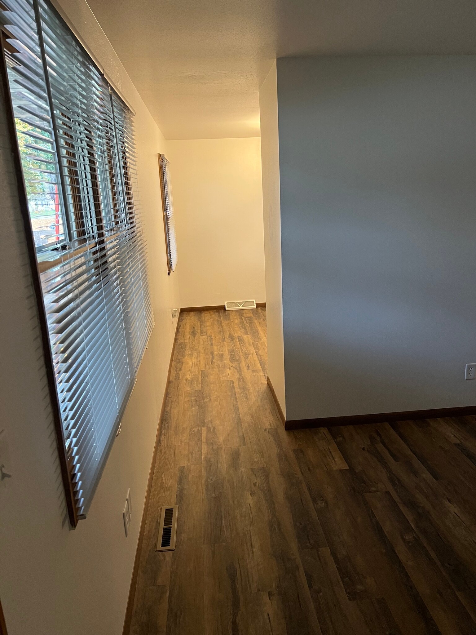 Building Photo - 1306 E Sylvan Ave