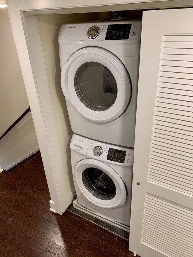 Building Photo - Stunning 2-Bed Condo with Private Roof Deck in Norris Square! Available mid-July!