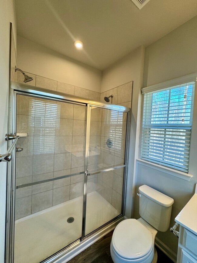 Building Photo - 3BR/2.5BA End Unit Townhome