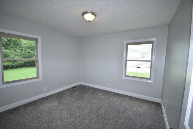 Building Photo - Renovated 2 Bedroom Pet Friendly Home For Rent!