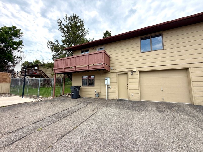 Building Photo - 3 Bed 2 Bath Pet Friendly House With A Fully Fenced Yard