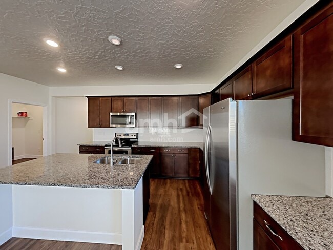 Building Photo - 3055 E N Vlg Dr