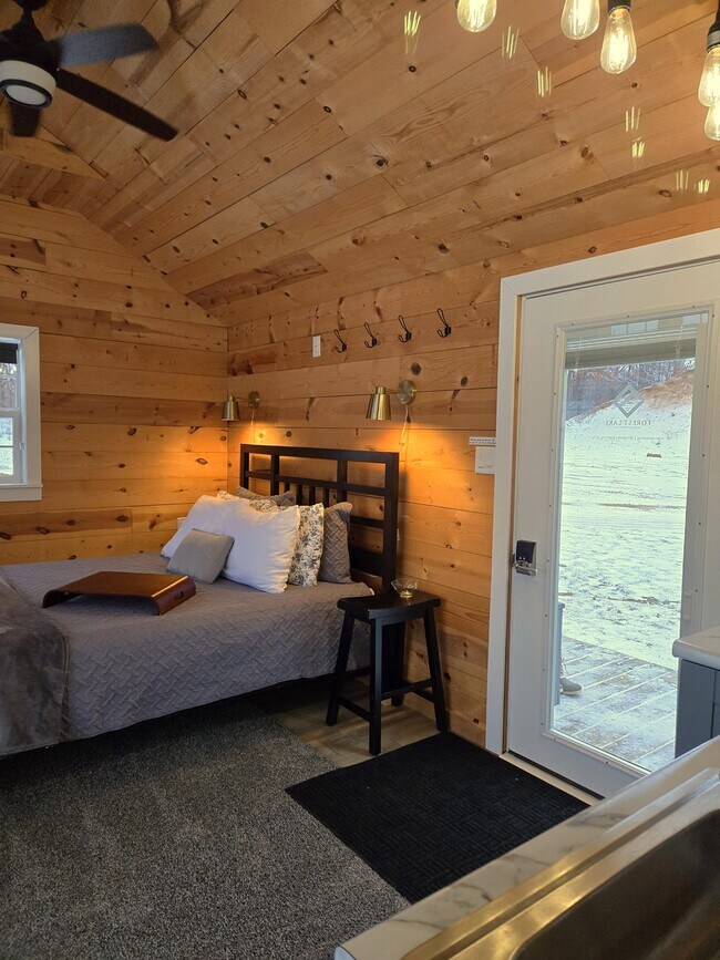 Building Photo - Forest Lake