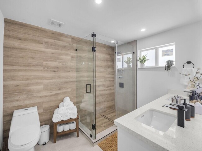 Building Photo - 520 NE 135th St