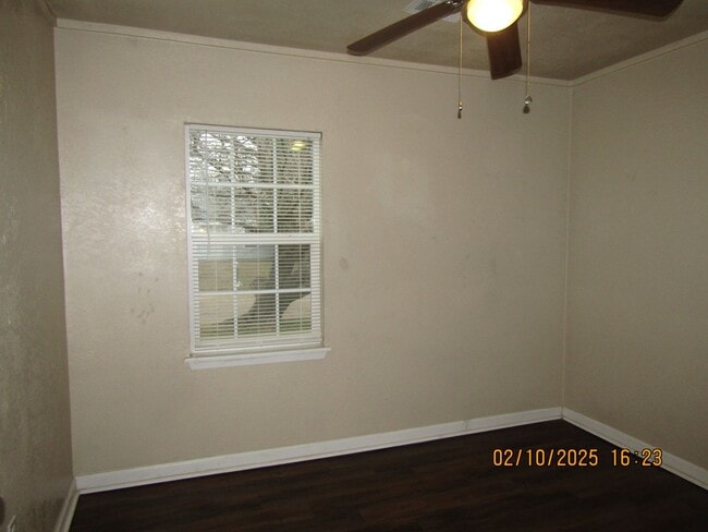 Building Photo - New listing! 3 bedrooms/1 bath/garage with carport