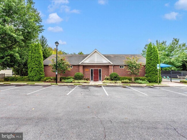 Building Photo - 2501 Coach House Way