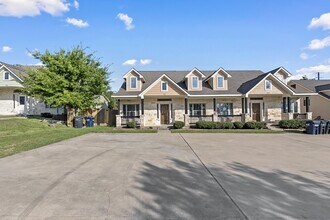 Building Photo - Pre-Leasing for Summer 2026 Move-In