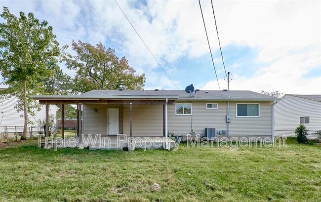 Building Photo - 2325 Golfway St