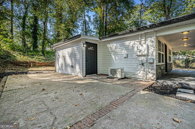 Building Photo - 846 Mell Ct S E