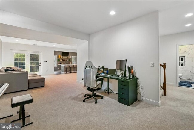 Building Photo - 743 Seneca Dr
