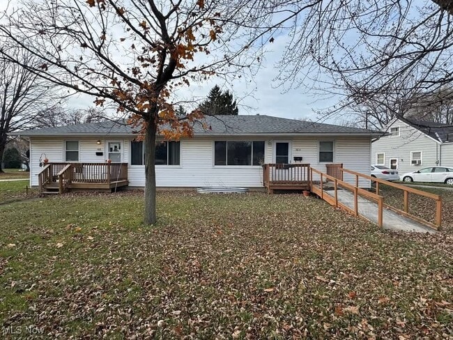 Primary Photo - 1612 Maple Dr