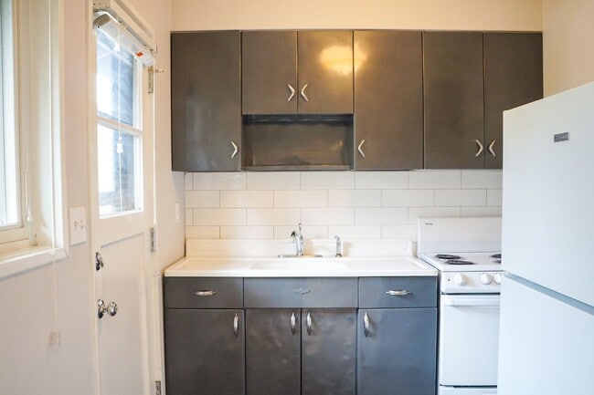 Building Photo - Mid-Century 2bdr Near Willamette Park & OHSU