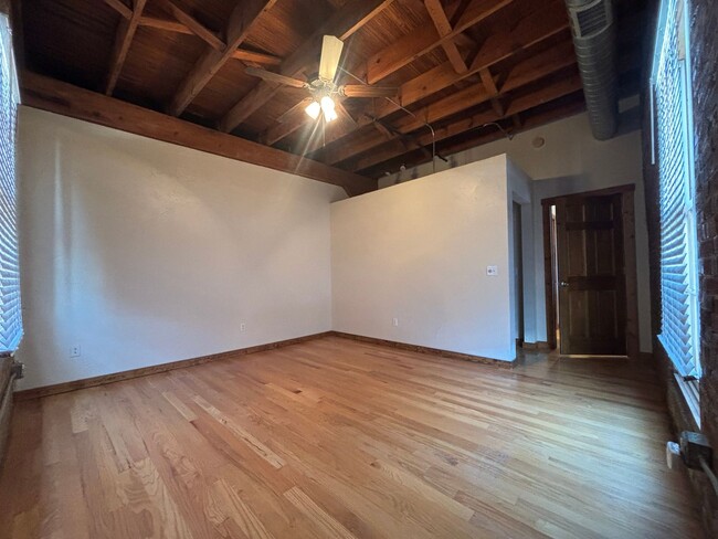 Building Photo - Large One Bedroom One bath Loft Apartment ...