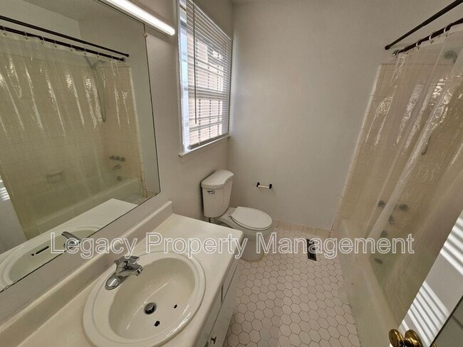 Building Photo - 514 Peele St