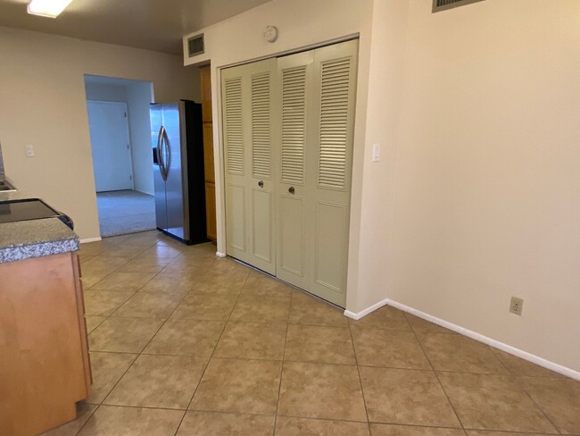 Building Photo - Tempe Townhouse 2 Bed/1Bath Single Story w...