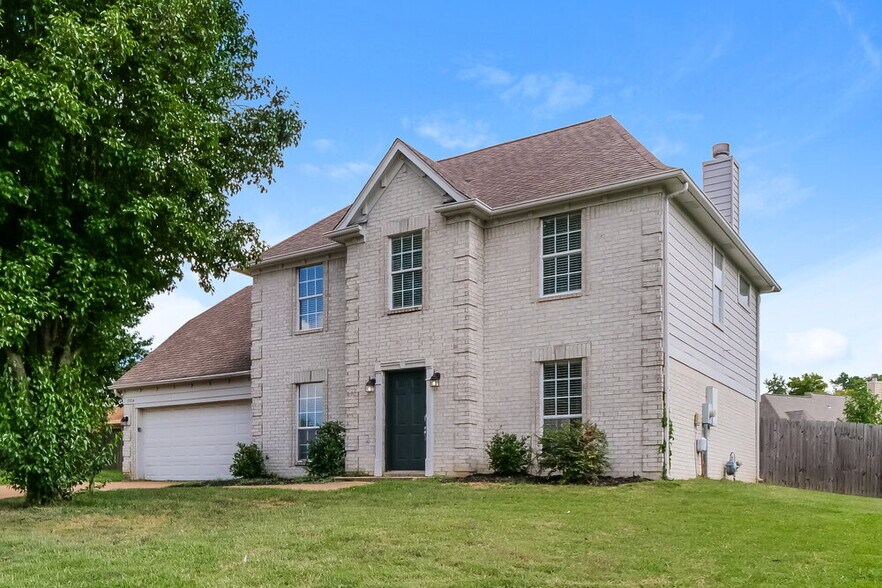 Building Photo - 5554 Lakefront Dr