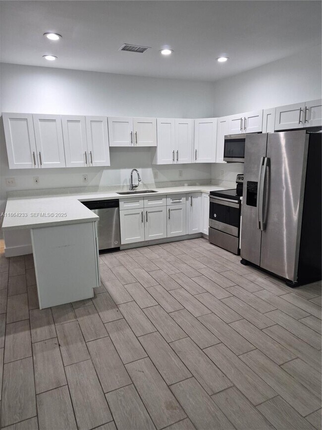 Building Photo - 2208 SW 3rd Ave