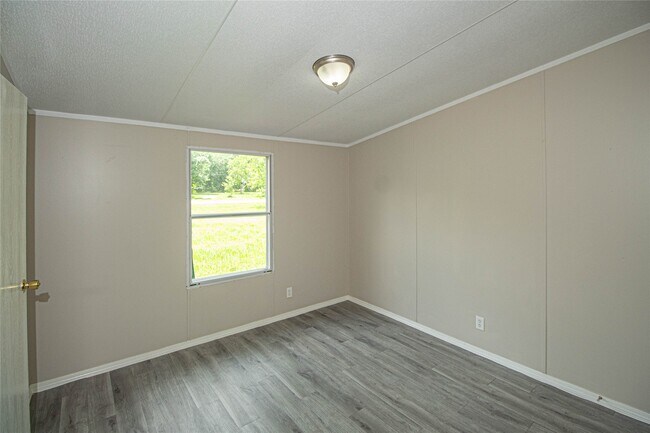 Building Photo - 613 River Rd