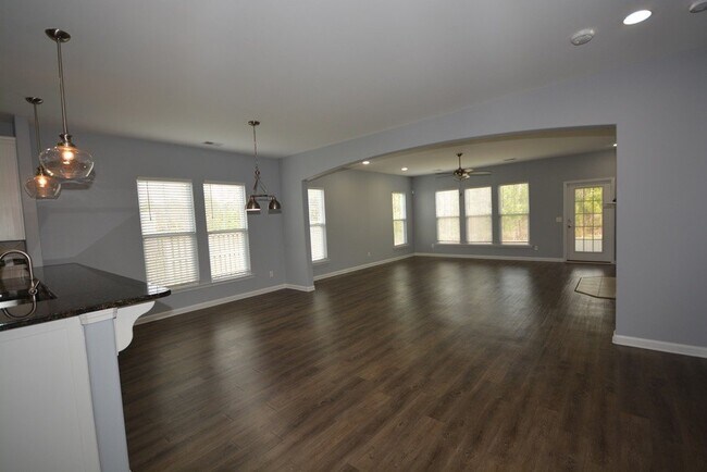 Building Photo - "Luxurious 5-Bed in, Pooler!"