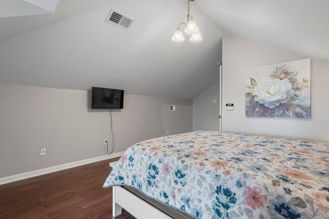 Building Photo - 426 Russell Ave