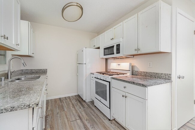 Building Photo - Spacious 5bed|2bath Home w/ Large Backyard...