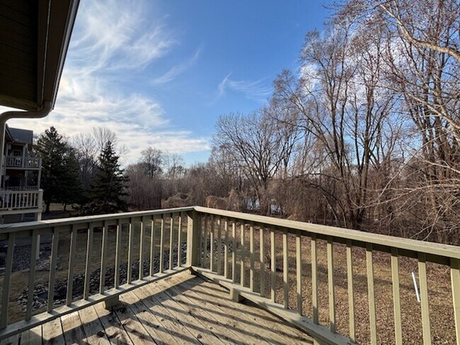 Building Photo - X-LARGE 1 BR/1 BA Condo Available 5/1 in a Beautiful St. Paul Neighborhood!