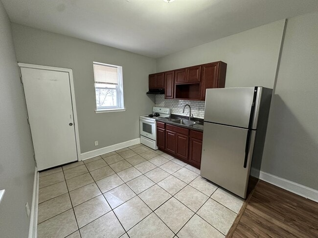 Building Photo - 440 W Fisher Ave