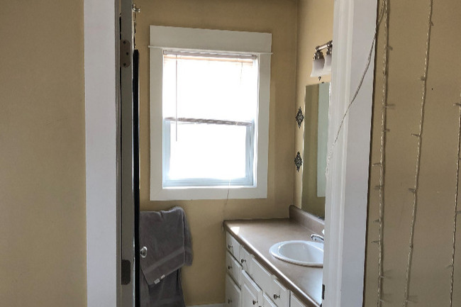 Master Bath - 815 S University Ave