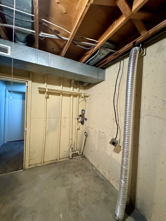 Building Photo - 3 Bedroom Townhome near BYU stadium!