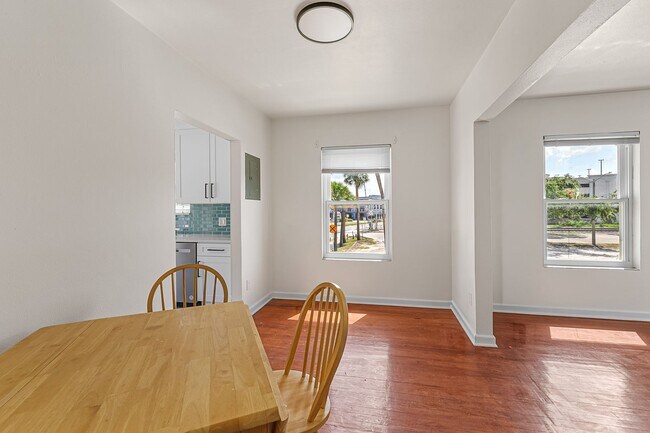Building Photo - 1008 E Strawbridge Ave