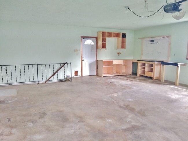 Building Photo - 2 Bed / 1-1/2 Bath Single Family Home