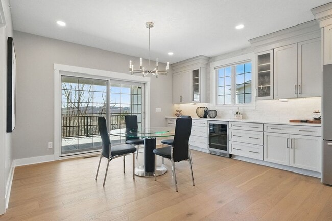 Building Photo - Luxurious, Fully Furnished Townhome       ...