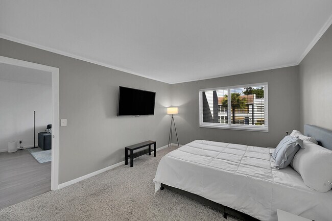 Building Photo - 2920 SW 22nd Ave