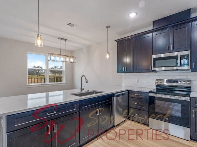 Building Photo - Gorgeous 3 bedroom townhome with a quick, easy walk to TSU campus!