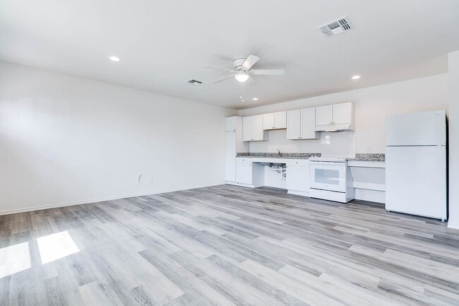 Building Photo - COMING SOON - 2 Bedroom Duplex w/ Modern F...