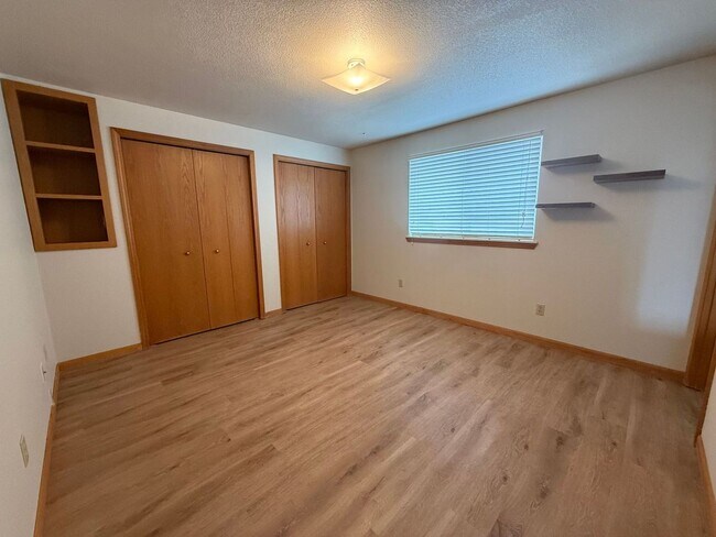 Building Photo - NE Bend Single Level 3 Bedroom / 2 Bathroom