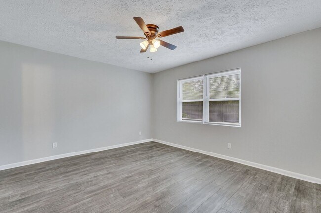 Building Photo - High End Finishes in a Quiet Residential N...