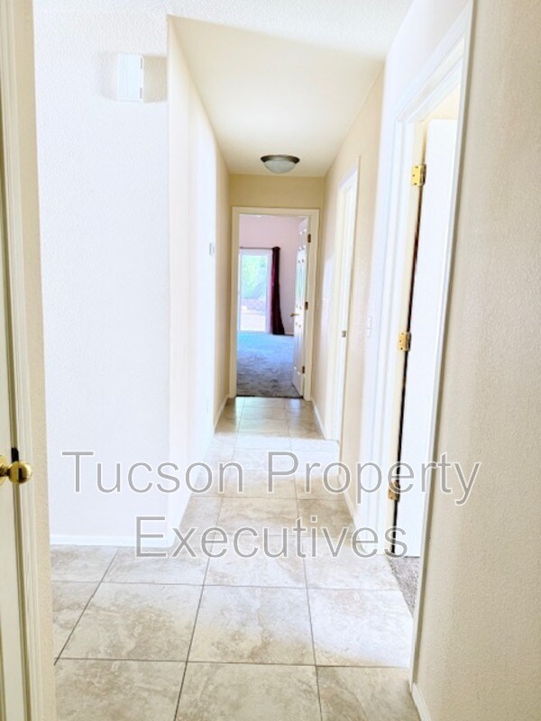 Building Photo - 13256 N Hammerstone Ln