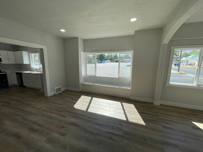 Building Photo - Spacious 4 Bed, 2 Bath Home with 2-Car Garage in Magna