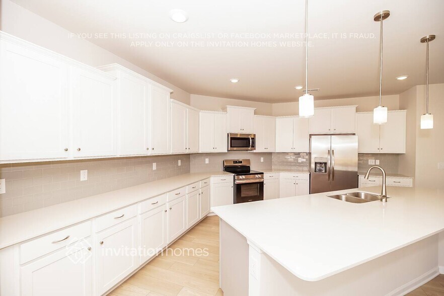 Building Photo - 6475 Fairfax Ct