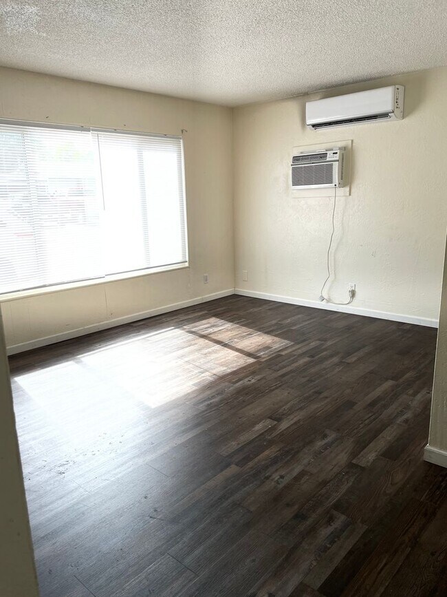 Building Photo - R539- 547 Mary Street